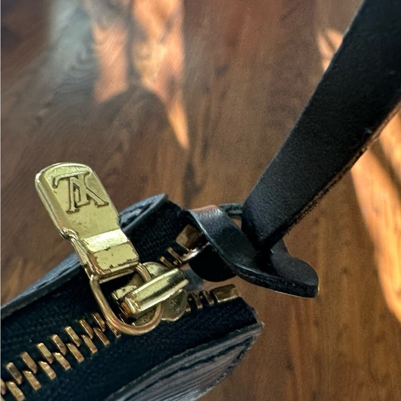COPY - Louis Vuitton Epi Pouchette - Picture 10 of 15